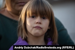 Семирічна Сабріна плаче під час розповіді її матері про життя біля лінії фронту. Павлопіль, вересень 2019 року