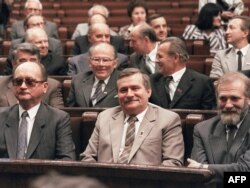 (S leva na desno) Poljski predsednik i general Vojćeh Jaruzelski, lider Solidarnosti Leh Valensa i njegov savetnik Bronislav Geremek tokom prve višestranačke sednice u 50 godina u parlamentu Poljske, Varšava, 4. jul 1989.