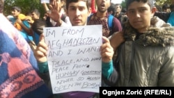 "Otvorite granice", poruka na brojnim transparentima izbeglica
