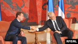 Dmirtij Medvedev (levo), bivši predsednik Rusije i Boris Tadić (desno), nekadašnji predsednik Srbije, potpisnici krovnog sporazuma o energetskoj saradnji Rusije i Srbije, prilikom susreta u Beogradu 20. oktobra 2009.