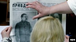 სტალინი გაზეთ "პრავდაში". ილუსტრაცია