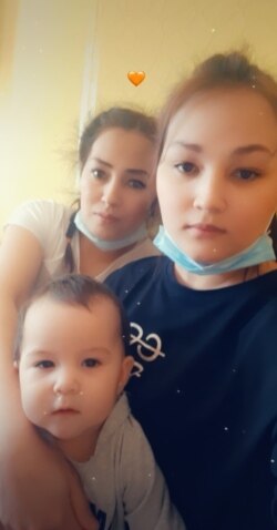 Mujasar Rahimova (levo) sa svojom nećakom Erkinom