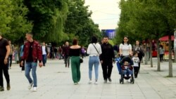 Krasnići navodi da su na povećanje broja zaraženih osoba uticali momentalno uklanjanje restriktivnih mera, nepoštivanje preporuka i uverenje građana "da virus ne postoji" (fotografija: Priština, juni 2020)