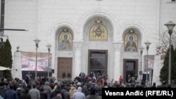 Tokom obreda sahrane vernici su se okupili i ispred hrama Svetog Save gde su palili sveće