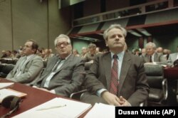 'Zanimljivo mi je bilo posmatrati Miloševića na sednicama Centralnog komiteta (na fotografiji sa Čkrebićem) gde se on se nije obraćao nama koji smo bili u dvorani, nije gledao nas u oči.'