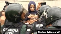 Brutalni napad policije na glasače na referendumu u Kataloniji