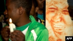 Ljudi se mole za Mandelu, jun 2013.