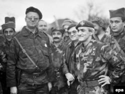 Драґан Василькович (2-й п) і лідер сербських ультранаціоналістів Воїслав Шешель (2-й л) під час бою за місто Бенковац у Хорватії, 1991 рік