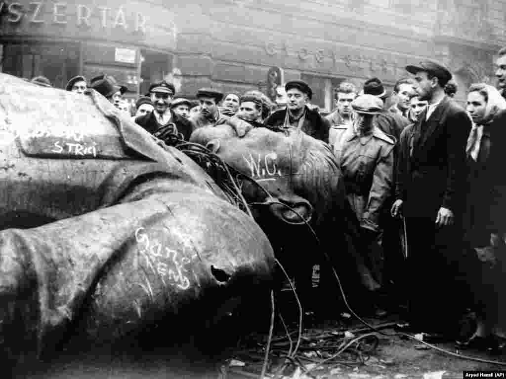 უნგრელები გარს არტყიან იოსებ სტალინის ჩამოგდებულ ქანდაკებას 1956 წლის რევოლუციის დროს.1956 წელს რადიო თავისუფალი ევროპა კრიტიკის ქარცეცხლში მოექცა იმ გადაცემების გამო, რომლებიც ბევრმა უნგრეთში ანტიკომუნისტური აჯანყების წახალისებად აღიქვა. რევოლუცია საბჭოთა სამხედროებმა ჩაახშეს, რასაც ათასობით ადამიანი ემსხვერპლა. რადიო თავისუფალი ევროპის 1956 წლის უნგრული გადაცემების მიმოხილვისას, რომლებიც რევოლუციური იმპულსის შენარჩუნების ტექნიკურ რჩევებს მოიცავდა, რადიოს ერთ-ერთმა ყოფილმა დირექტორმა დაასკვნა, რომ „[რადიო] ფუნქცია არასდროს არის, რომ ხალხს უთხრას, რა უნდა გააკეთონ - და მით უმეტეს, ძალადობრივი არეულობის პირობებში“.