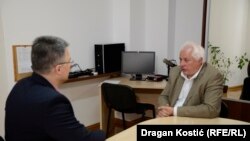 'U tom, hajde da ga nazovemo versajskom poretku Jugoslavija, ona ima trojaku funkciju.' (na fotografiji Dimić u razgovoru sa Štavljaninom)