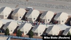 მშობლებს იძულებით დაშორებული იმიგრანტი ბავშვების დროებითი თავშესაფარი ტეხასში, მექსიკის საზღვართან.