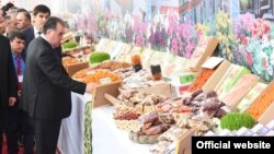 Эмомали Рахмон в Исфаре. Архивное фото