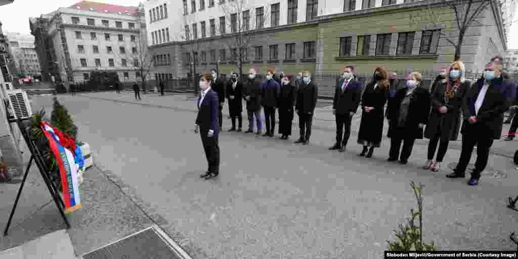 Premijerka Ana Brnabić u dvorištu zgrade Vlade Srbije gde je 12. marta 2003. godine ubijen premijer Srbije Zoran Đinđić
