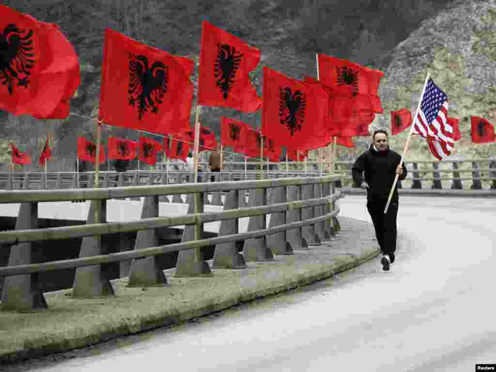 Kosovo - Uoči proslave godišnjice neovisnosti zemlje, Kačanik, 16.02.2011. Foto: Reuters / Hazir Reka