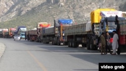 تورخم ډېر وخت تړلی پاتې او زرګونه لارې ایسارې ولاړې دي