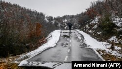 Urušen put zbog poplava u selu Sferke na Kosovu (10. januar 2021.)