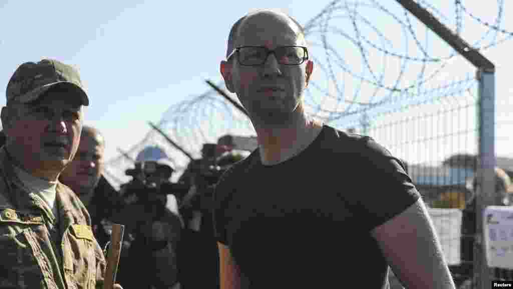 Прем’єр Арсеній Яценюк під час огляду зразків проекту «Стіна», які вже встановили поблизу прикордонного пункту на Харківщині, 15 жовтня 2014 року