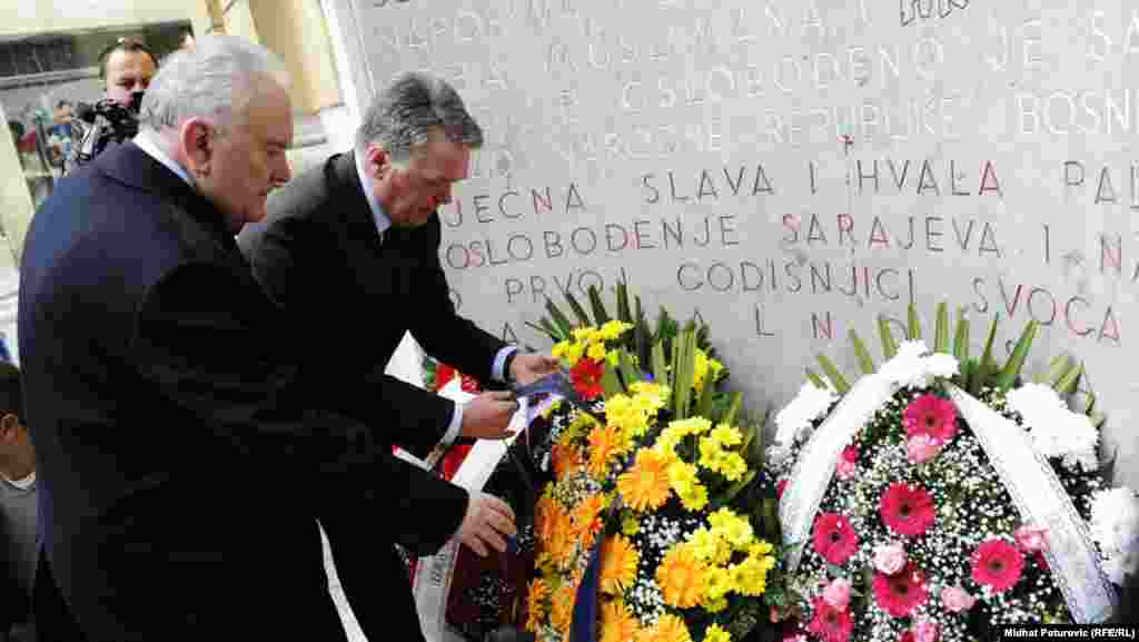 Polaganje cvijeća na Spomen obilježje ubijenoj djeci opkoljenog Sarajeva 1992.-1995., 06. april 2012. Foto: RSE / Midhat Poturović