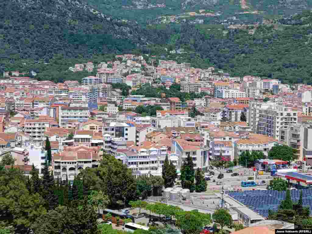 U Podkošljunu, jednom od najgušće naseljenih djelova Budve, u zaleđu Slovenske plaže, zgrade se gotovo dodiruju.