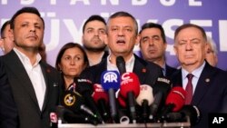 Ժողովրդահանրապետական կուսակցության առաջնորդ Օզգյուր Օզելը՝ մամուլի ասուլիսի ժամանակ, 19-ը մարտի, 2025թ․