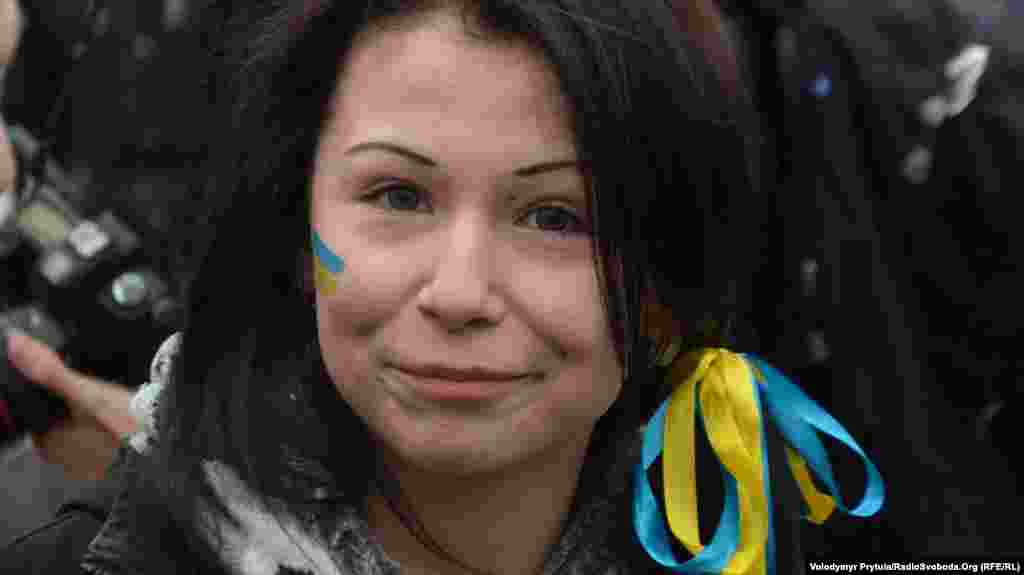 Во время оккупации Россией Крыма в марте по полуострову прокатилась волна протестов против российской оккупации, в которых участвовали тысячи крымчан. На фото – участница одного из митингов за целостность Украины в Симферополе в марте 2014 года. Автор - Володимир Притула / RFE/RL.