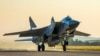 Un avion de vânătoare rusesc MiG-31, echipat cu o rachetă Kinjal, decolează de la baza aeriană Hmeimim din Siria, în 2021