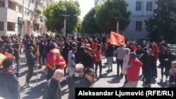 Protest ispred zgrade crnogorske Vlade 8. aprila završen je uz tenzije, ali bez incidenata nakon što je Vlada odložila razmatranje dokumenta koji reguliše pitanja dobijanja crnogorskog državljanstva, što je bio povod protestnog okupljanja
