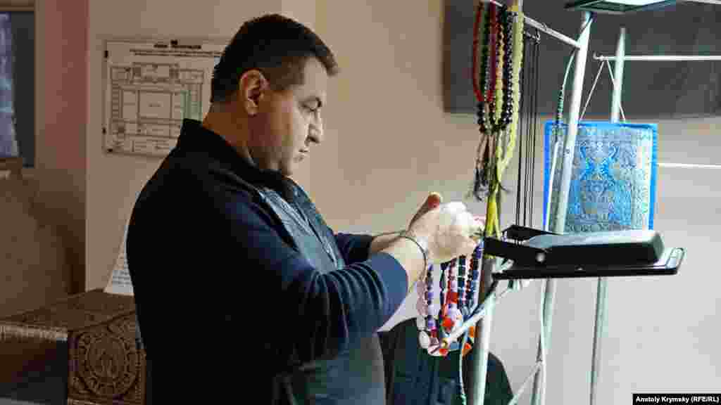 Крымский мастер Оганес Мартиросян обработкой камней занимается больше тридцати лет. «До референдума (незаконного референдума 16 марта 2014 года – КР) спрос на наши изделия был выше, чем сейчас. Люди стали беднее», – говорит мастер