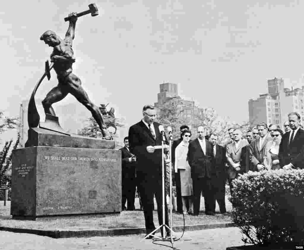 Відкриття в 1960 році в саду Організації Об’єднаних Націй у Нью-Йорку радянської скульптури під назвою «Перекуємо мечі на орала». Скульптор також створив культовий пам’ятник «Батьківщина-Мати кличе»