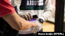 Provera birača na jednom od glasačkih mesta u Beogradu, tokom redovnih parlamentarnih izbora u Srbiji održanih 21. juna 2020. Dve godine kasnije građani se ponovo izjašnjavaju o sastavu Pralamenta, kao i u redovnom izbornom ciklusu o predsedniku države i vlasti u Beogradu.