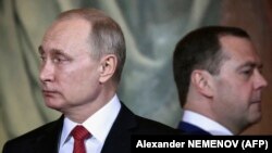 Ruski predsednik Vladimir Putin i premijer u ostavci Dmitrij Medvedev, april 2018.