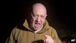 U video snimku objavljenom 5. maja, Prigožin stoji ispred više tela koja leže na zemlji za koja je rekao da su mrtvi borci Wagnera i grdi Kremlj zbog manjka podrške.