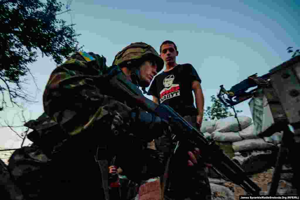 Солдат із 93-ї бригади готується відкрити вогонь по позиціях угруповання &laquo;ДНР&raquo;. Однак, його товариш, у футболці з написом &laquo;Путлер-Капут&raquo;, нагадує йому, що позиції ворога занадто далеко для ефективної стрільби