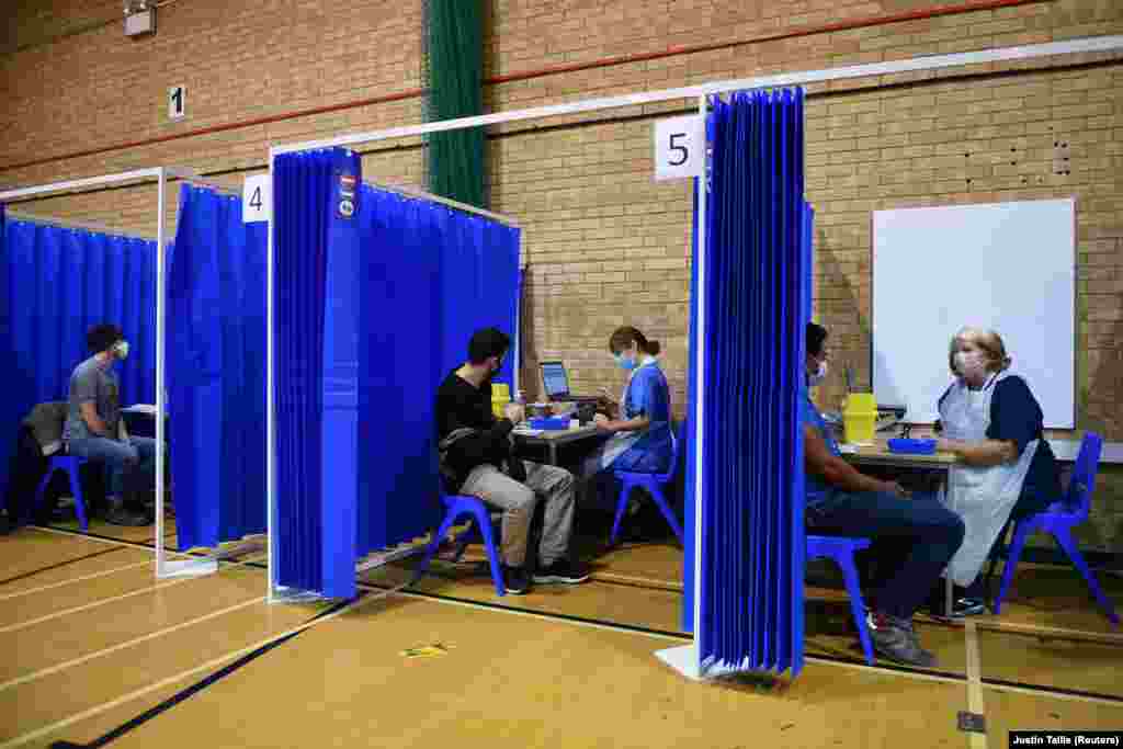 Medicinari se pripremaju za davanje Pfizer/BioNTechovih COVID-19 vakcina u centru za vakcinisanje, prvog dana najvećeg imunizacijskog programa u istoriji Velike Britanije, Cardiff, Wales, 8. decembra 2020.