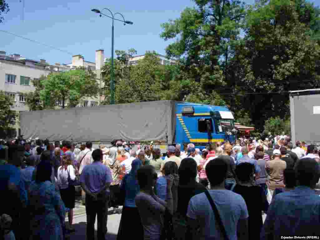 Doček konvoja kamiona sa posmrtnim ostacima Srebreničana, Sarajevo, juli 2011