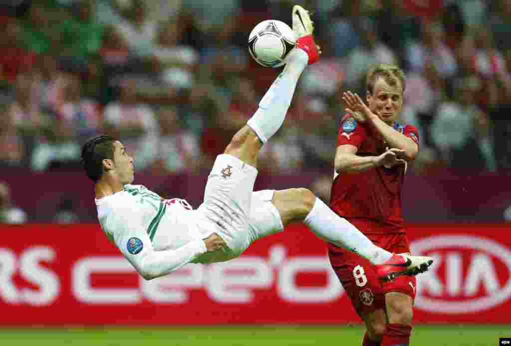 Cristiano Ronaldo (lijevo) i David Limberski za vrijeme natjecanja Euro 2012. Varšava, 21. juni 2012. Foto: EPA / Oliver Weiken