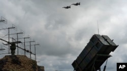 Система противовоздушной обороны Patriot на земле и самолеты F-16 в небе, иллюстративное фото