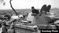 Німецькі і радянські війська на території окупованої Польщі на так званому «Кордоні миру» – демаркаційній лінії, створеній за пактом Молотова-Ріббентропа. Вересень 1939 р.