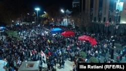 დემონსტრანტებმა კარვები გაშალეს.