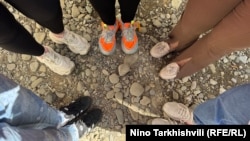 სუროგატი დედები, ფოტო გადაღებულია კომპანია Kinderly-ს დახურულ ოფისთან. 1 აპრილი, 2025 წელი