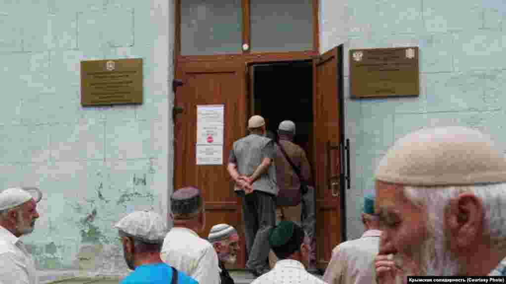 Причина собрания – масовые обыски и задержания крымских татар и мусульман, которые провели 7 июля российские силовики