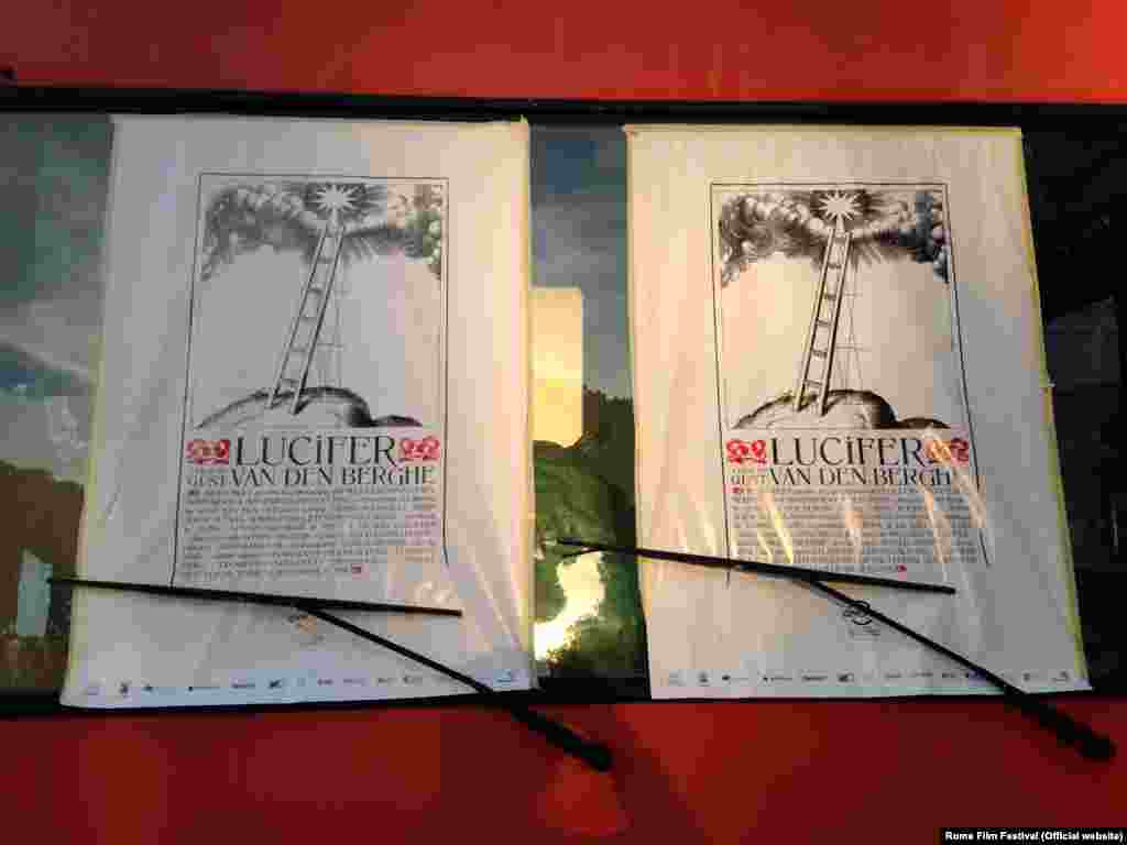 Плакаты фильма "Люцифер" на грузовичке возле фестивального центра