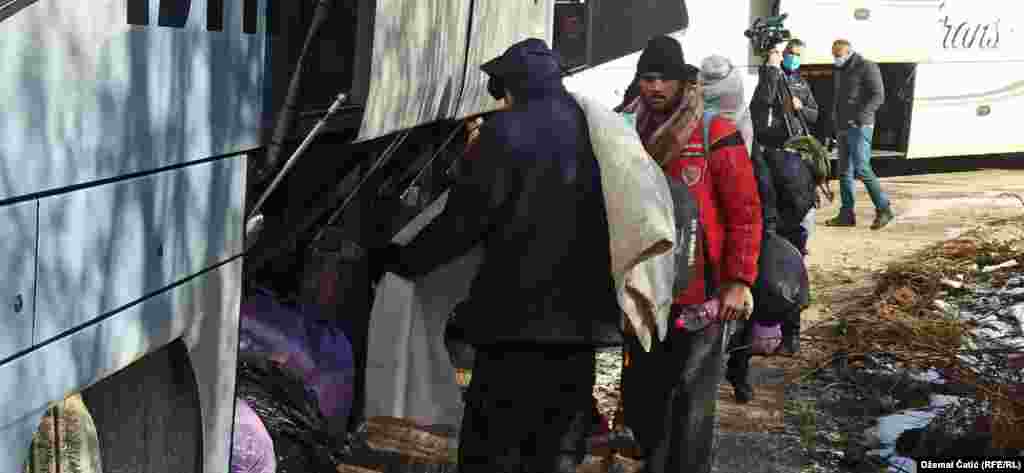 Migranti pakuju stvari u autobuse, pre nego što napuste kamp "Lipa".