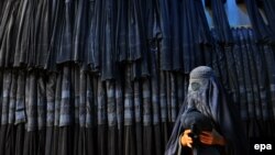 Talibani su prisiljavali žene da se pokriju od glave do pete.