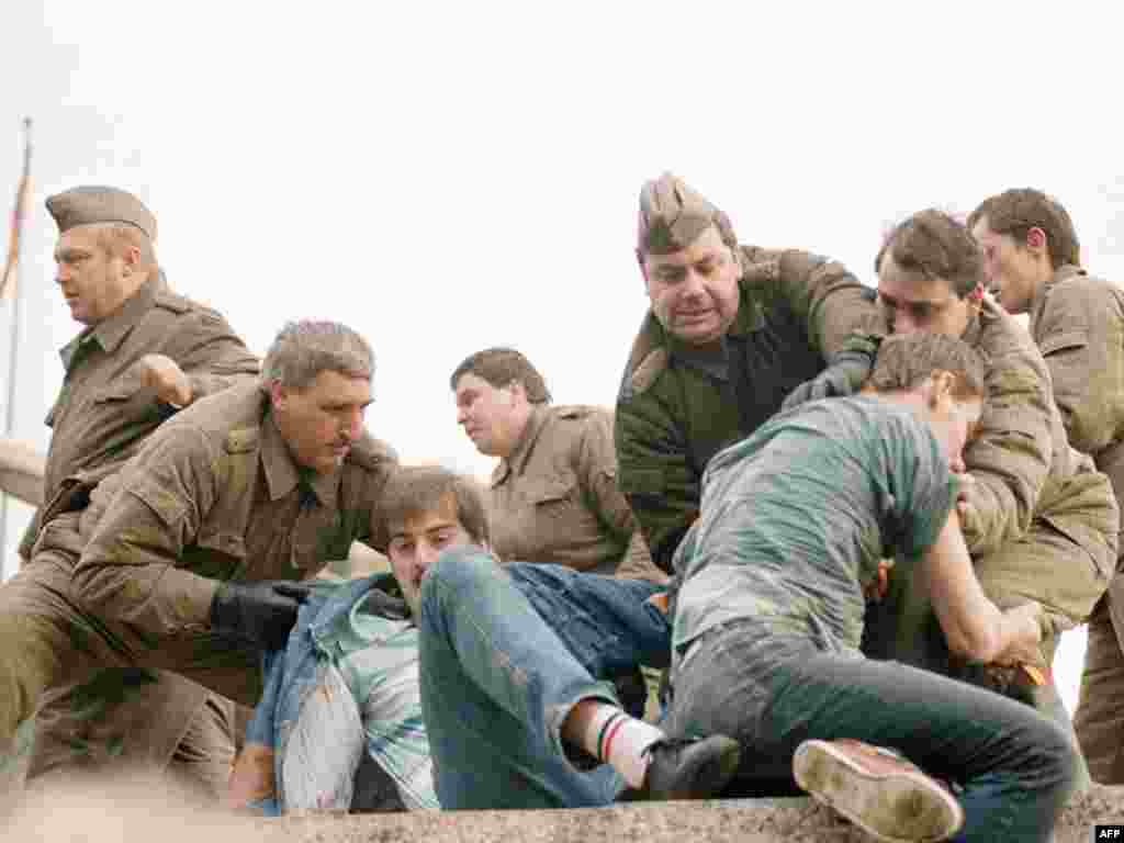 Військовослужбовці НДР і берлінці на ділянці стіни в районі Подтсдамер-плац, 11 листопада 1989 року