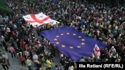 31 აგვისტოს იწურება ვადა, როცა ბრიუსელში თბილისიდან უნდა მიიღონ პასუხი სავიზო ლიბერალიზაციის მომავლის გადასაწყვეტად მნიშვნელოვან საკითხებზე.