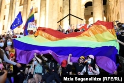 აქციის მონაცილეებმა პრაიდის დროშა გაშალეს