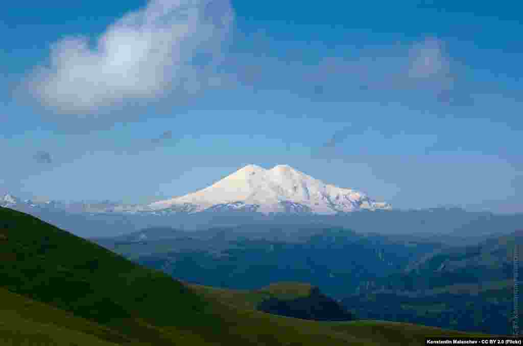 Стереть с лица земли горные вершины глобальному потеплению не под силу, однако оно может существенно изменить их: снежные шапки горных вершин тают и могут полностью исчезнуть. Килиманджаро, самая высокая гора Африки, потеряла 85% ледовой поверхности за сто лет, остаток снежной вершины может исчезнуть до 2020 года, сообщает отчет NASA. На Эльбрусе, самой высокой горной вершине России, за последние 50 лет масса ледников уменьшилась на 40%, таять они стали быстрее. Альпы теряют около 3% ледников каждый год. Эксперты считают, что альпийские снега могут полностью исчезнуть к 2050 году, пишет TIME