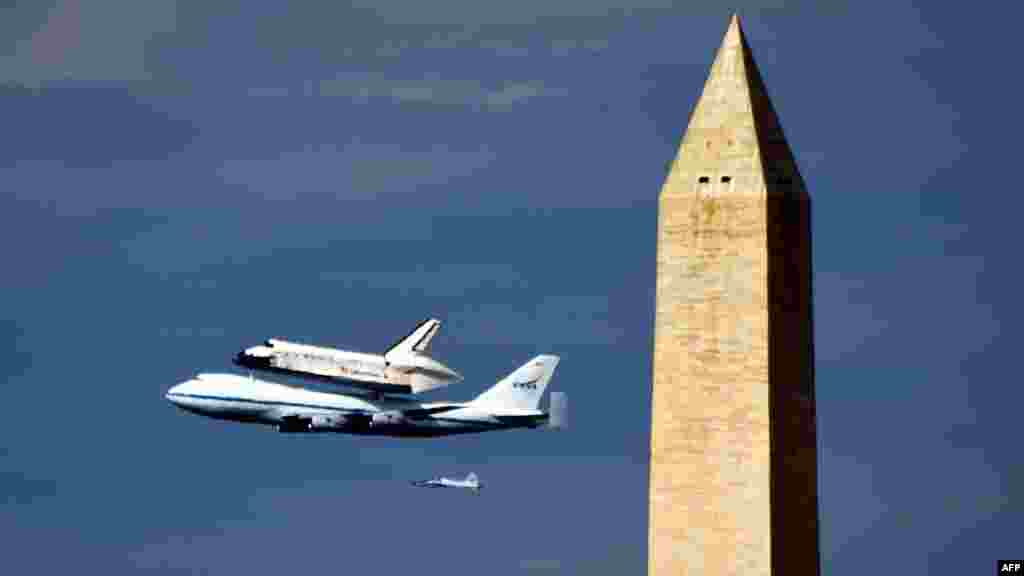 SAD - Svemirska letjelica "Discovery" na svom posljednjem letu do muzeja, Washington, 17. april. 2012. Foto: AFP / Mladen Antonov