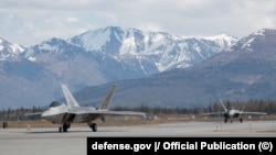 Истребители F-22 Raptor на взлётно-посадочной полосе базы Эльмендорф–Ричардсон, где в пятницу Дональд Трамп встретится с Владимиром Путиным, 2017 год